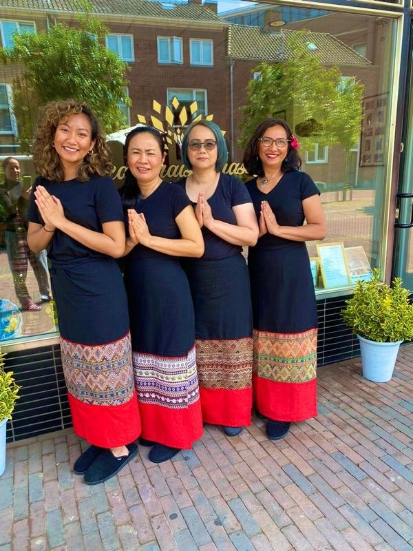 Ons team buiten voor de massage salon in Zutphen